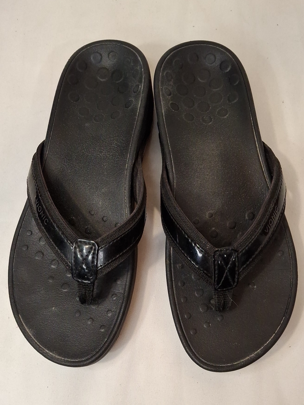 Vionic Women's Black Synthetic Comfort Thong Flip Flops, with Patent Straps
